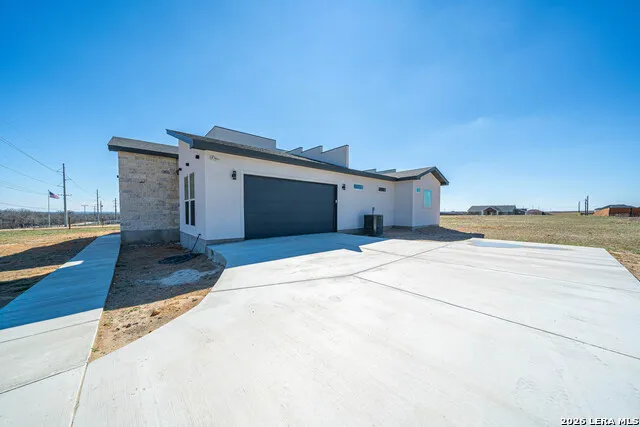 999 County Road 319 La Vernia, TX 78121