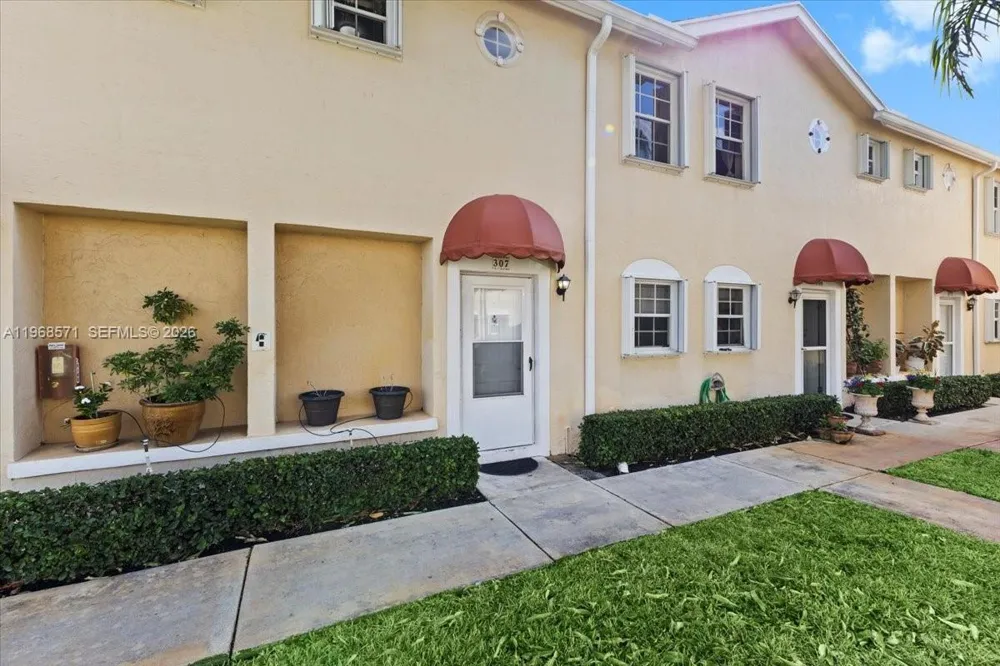 307 Waterside Dr Hypoluxo, FL 33462