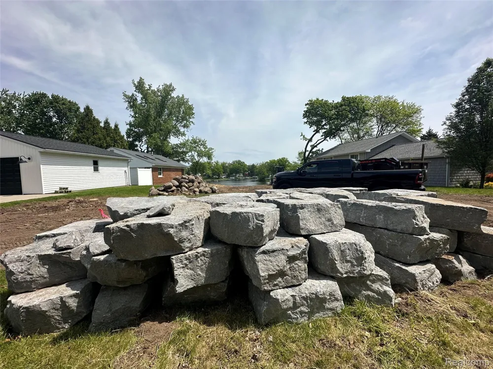 10418 KING ROAD Springfield Charter Township, MI 48350