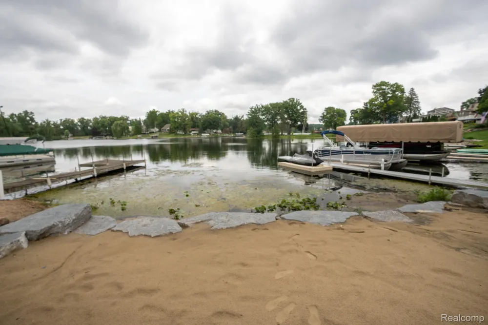 10418 KING ROAD Springfield Charter Township, MI 48350