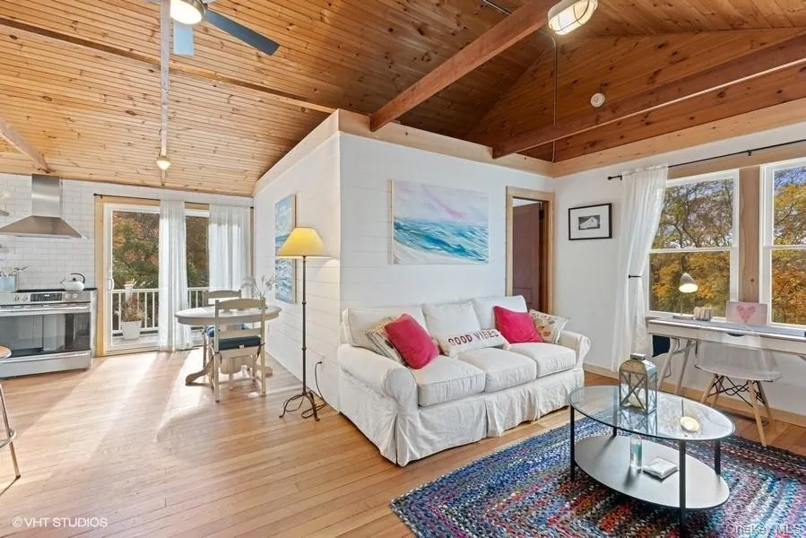 24 Cliff Way Baiting Hollow, NY 11933