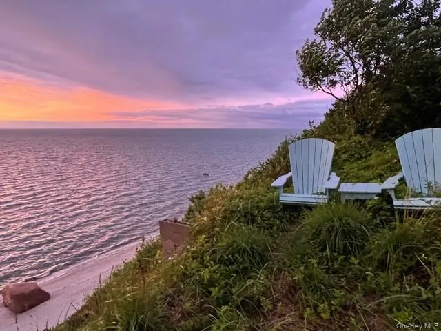 24 Cliff Way Baiting Hollow, NY 11933