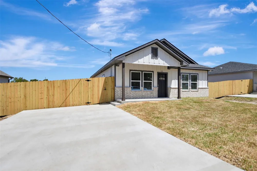 210 Kyle St Street Madisonville, TX 77864