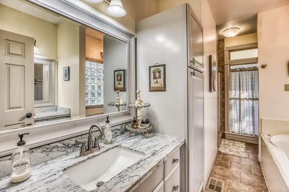 533 Bybee Road Round Top, TX 78954