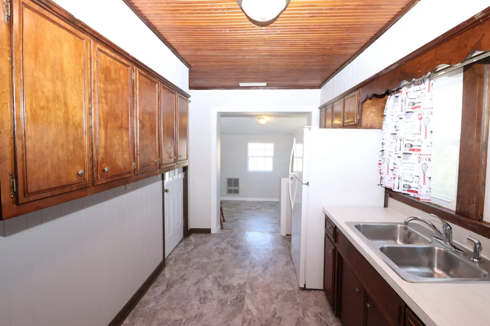 400 Meador Dr Lafayette, TN 37083