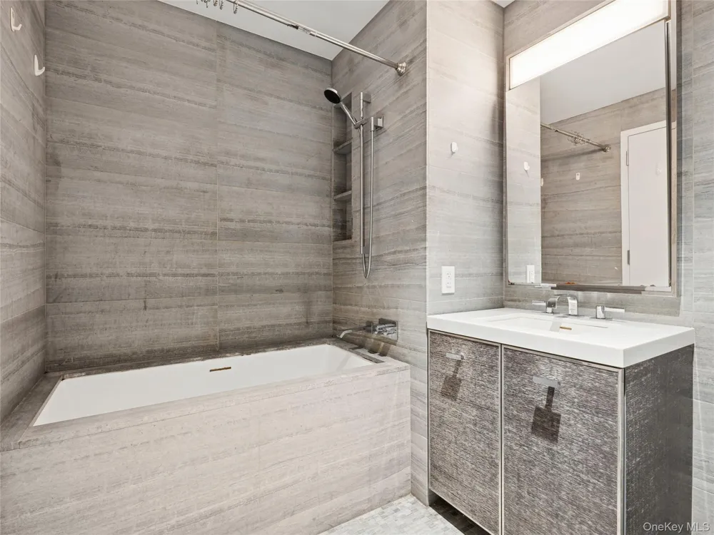 252 south Street #68K New York (Manhattan), NY 10002