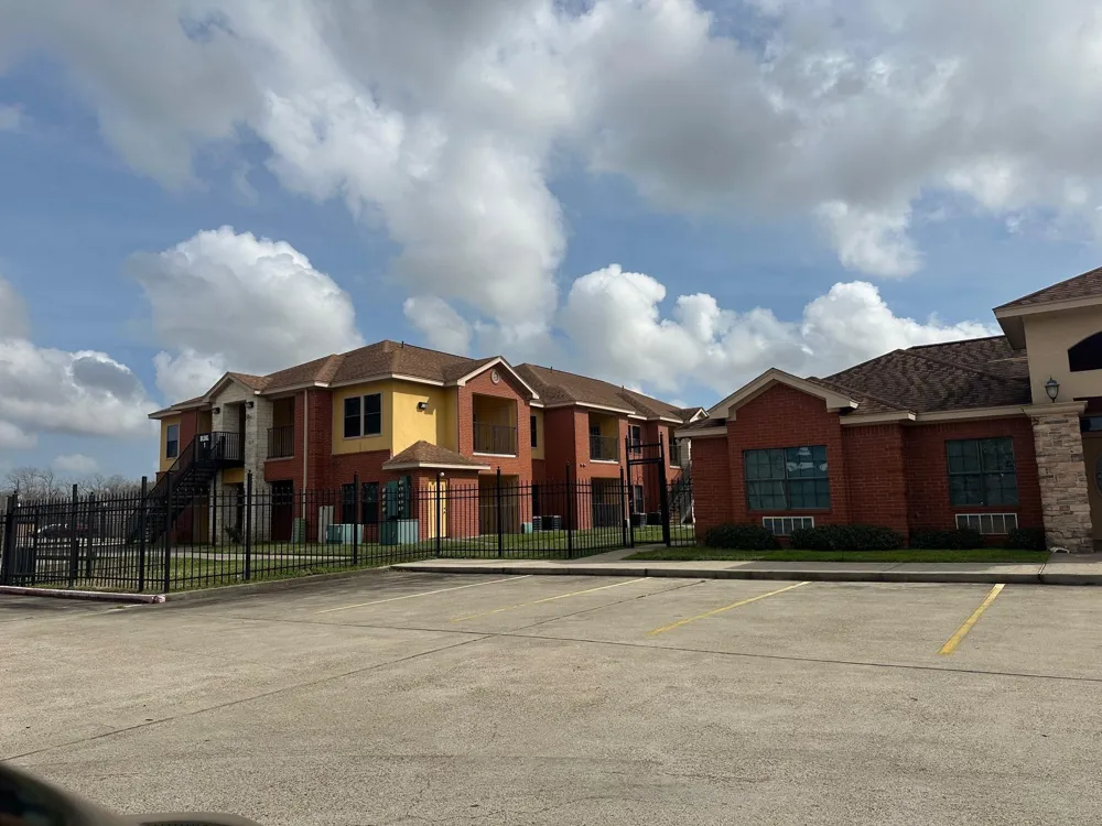 107 Oak Park Drive Clute, TX 77531