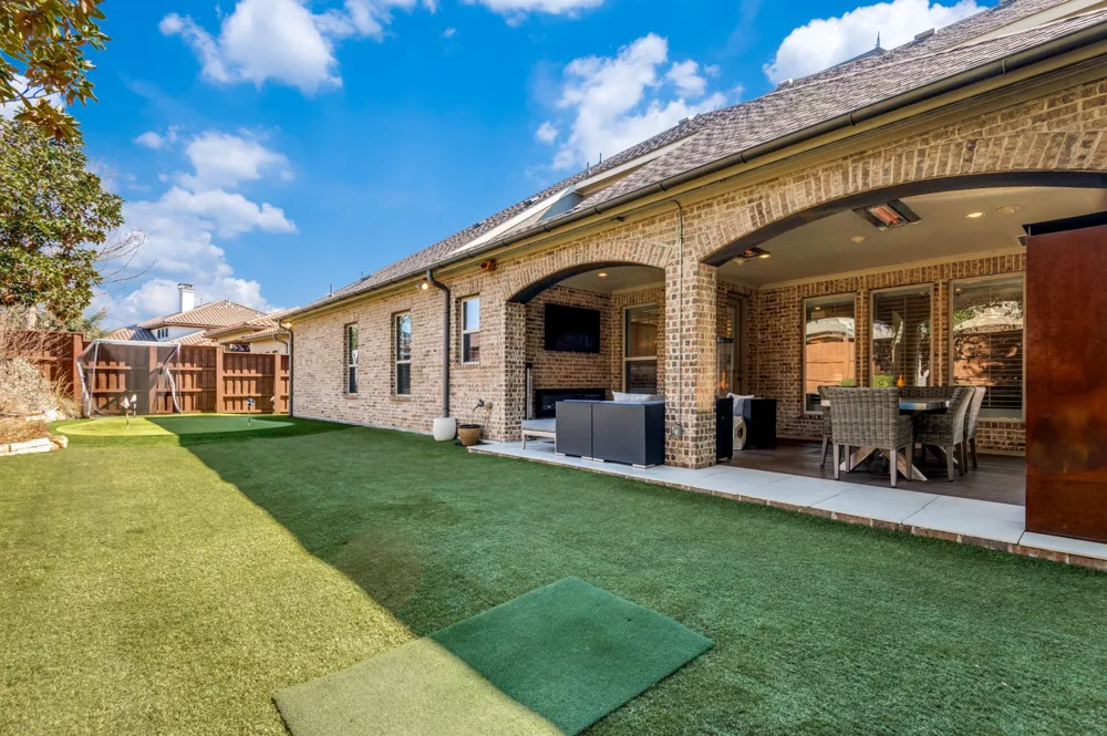 647 Fountainview Drive Irving, TX 75039