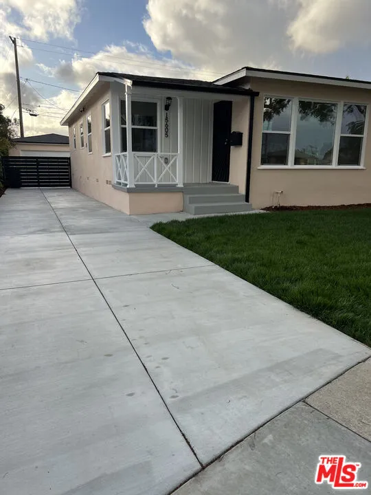 15605 S Berendo Avenue Gardena, CA 90247