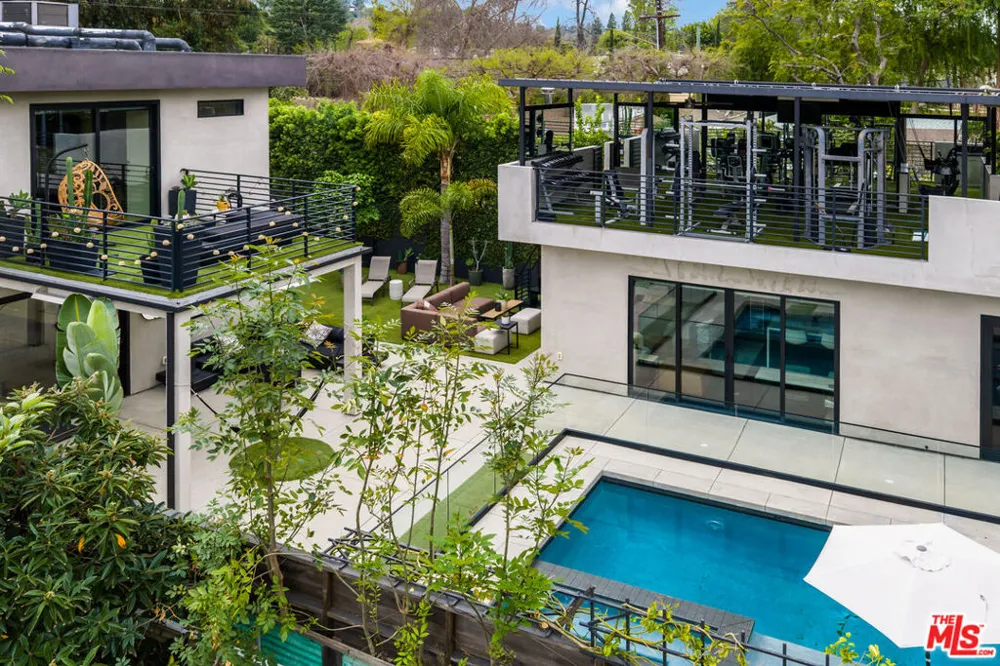 18589 Linnet Street Tarzana, CA 91356