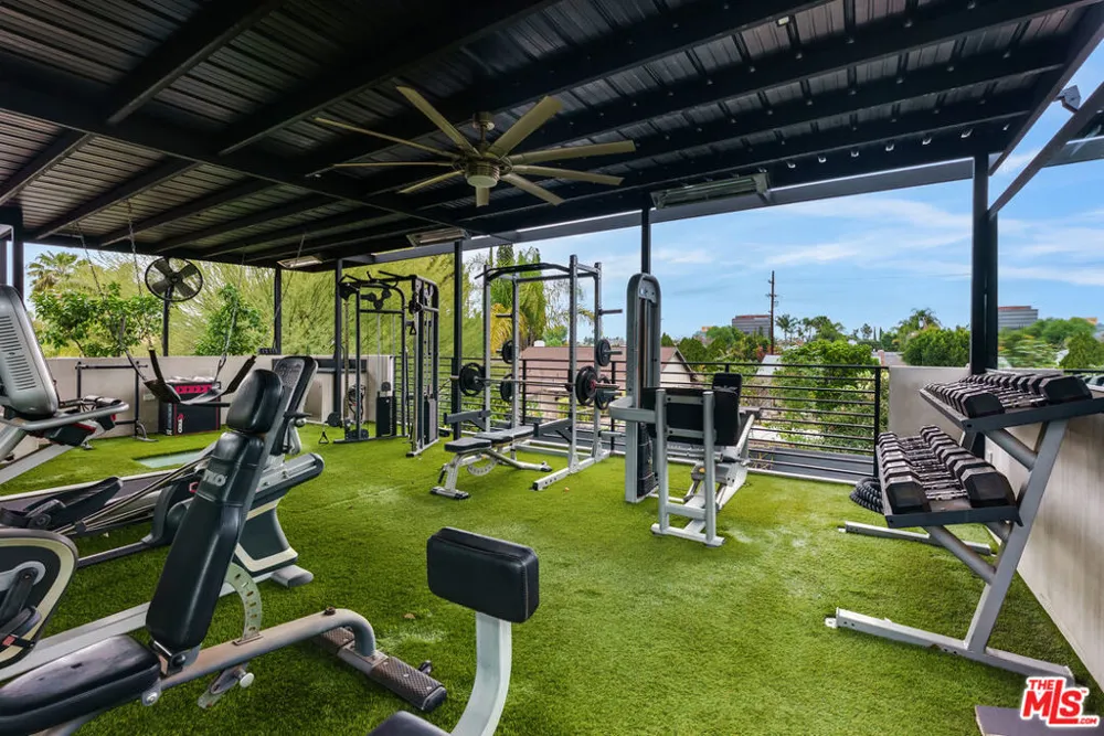 18589 Linnet Street Tarzana, CA 91356