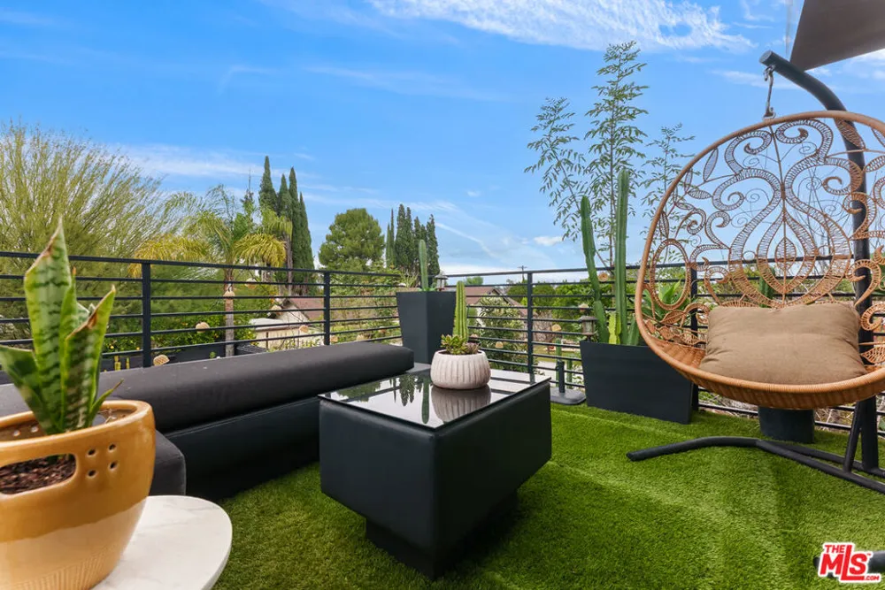 18589 Linnet Street Tarzana, CA 91356