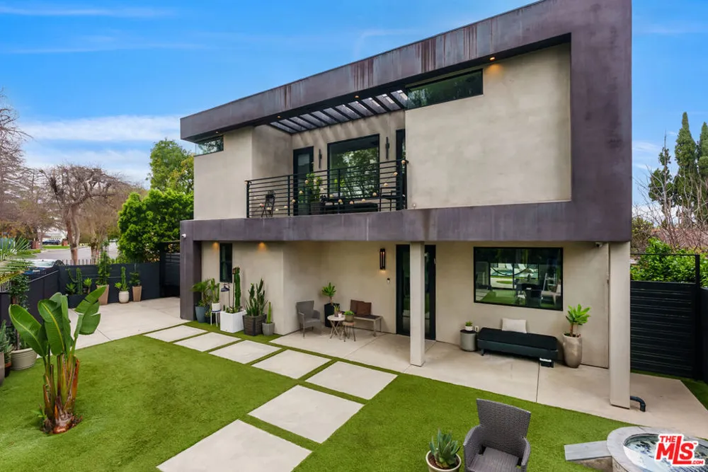 18589 Linnet Street Tarzana, CA 91356