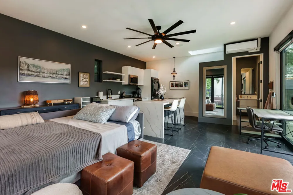 18589 Linnet Street Tarzana, CA 91356