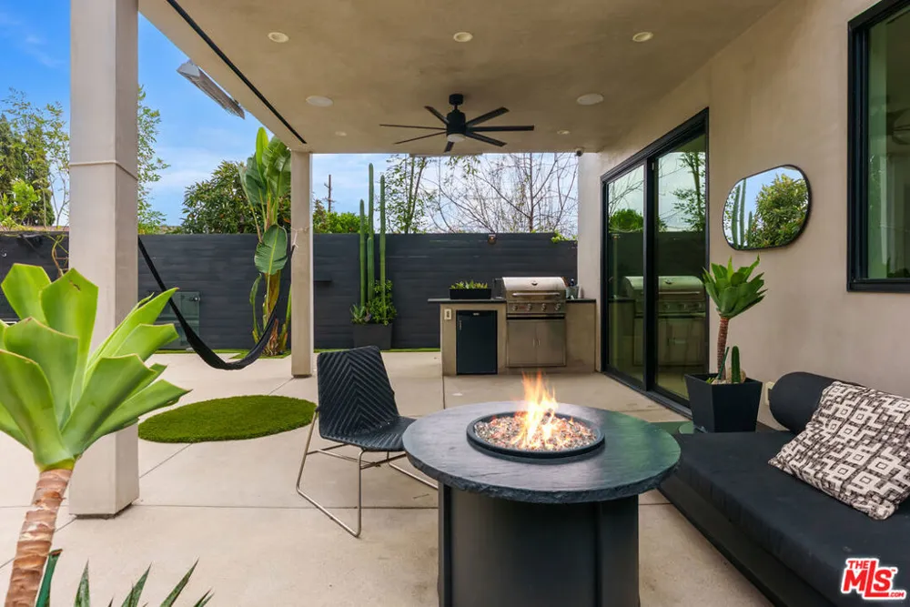 18589 Linnet Street Tarzana, CA 91356