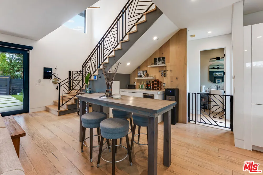 18589 Linnet Street Tarzana, CA 91356