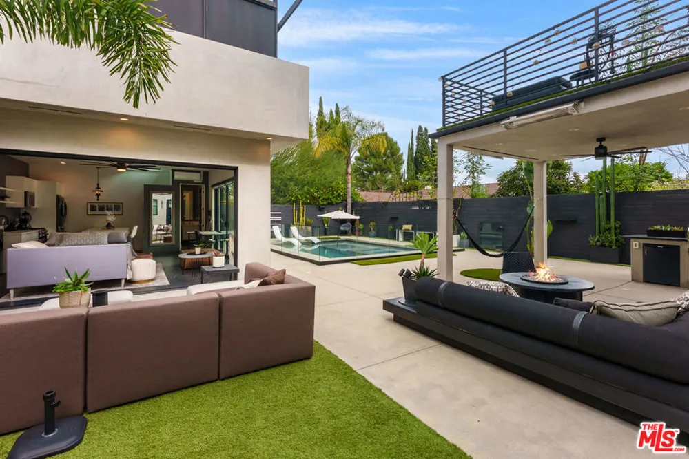 18589 Linnet Street Tarzana, CA 91356