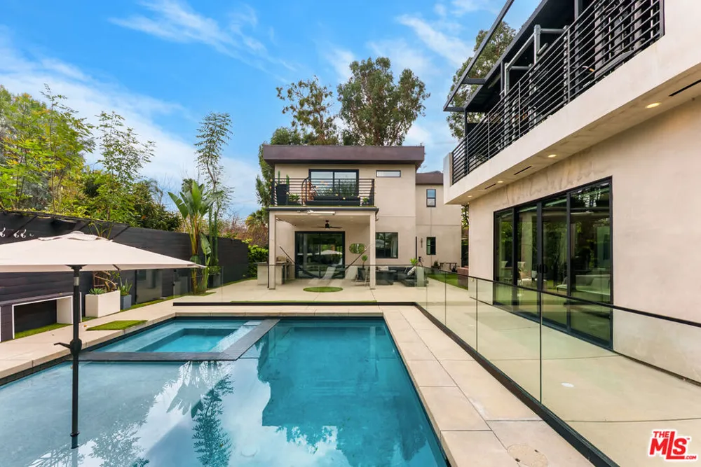 18589 Linnet Street Tarzana, CA 91356