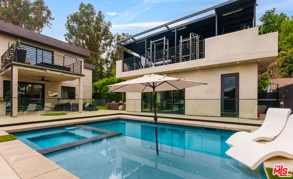 18589 Linnet Street Tarzana, CA 91356