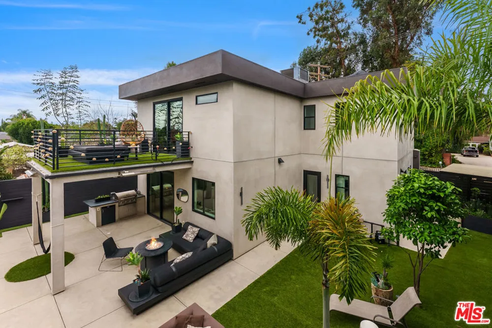 18589 Linnet Street Tarzana, CA 91356