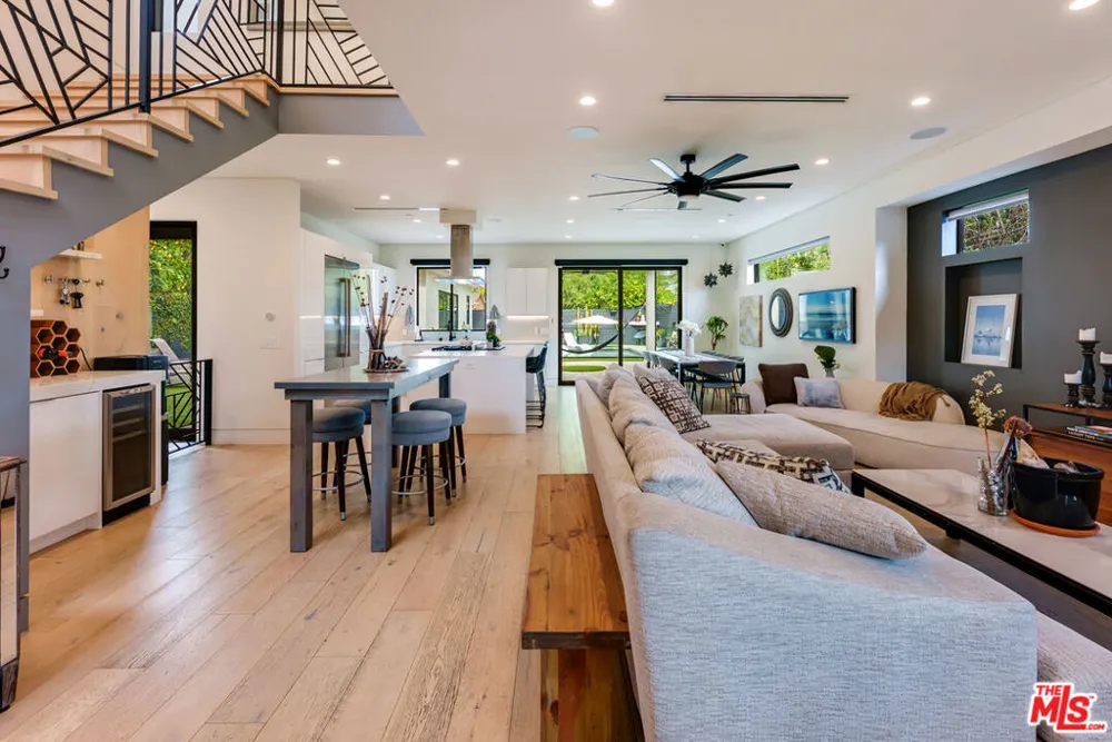 18589 Linnet Street Tarzana, CA 91356