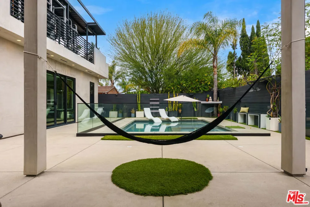 18589 Linnet Street Tarzana, CA 91356