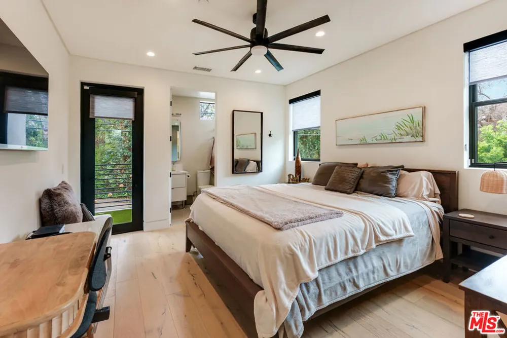 18589 Linnet Street Tarzana, CA 91356