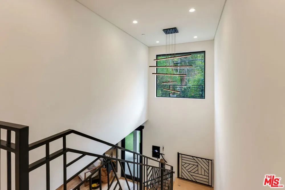 18589 Linnet Street Tarzana, CA 91356
