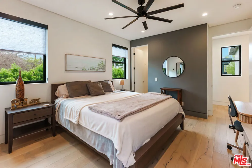 18589 Linnet Street Tarzana, CA 91356