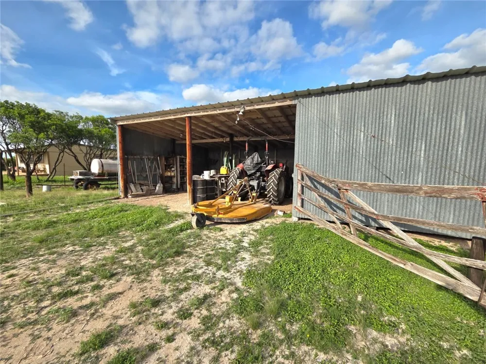 3073 Bravo 6 San Diego, TX 78384