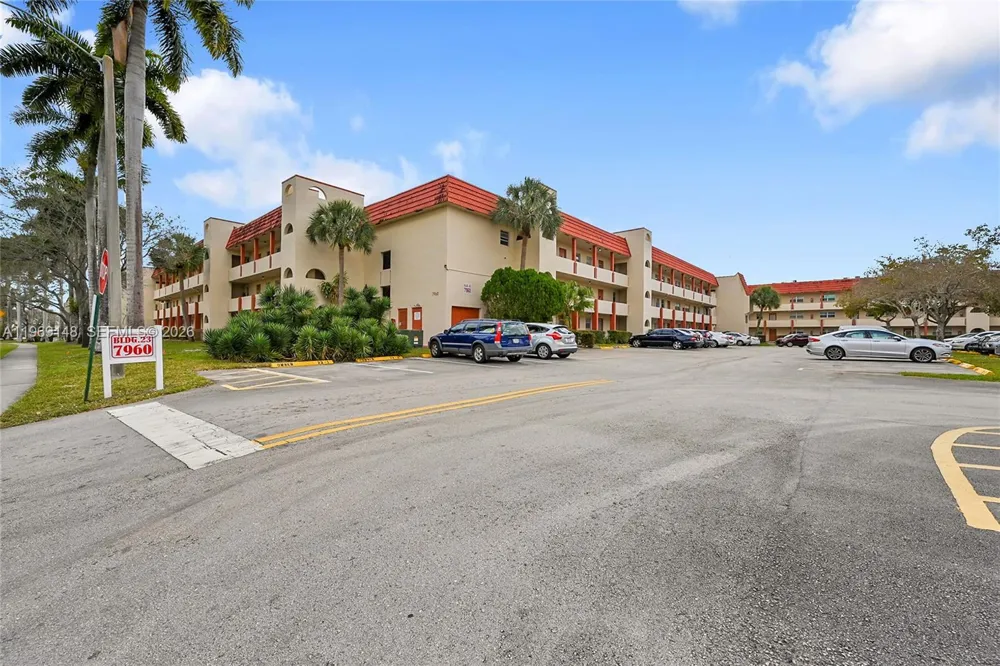 7960 Sunrise Lakes Dr #311 Sunrise, FL 33322