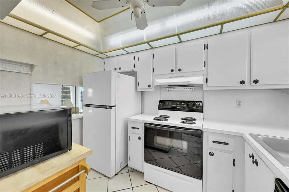 7960 Sunrise Lakes Dr #311 Sunrise, FL 33322