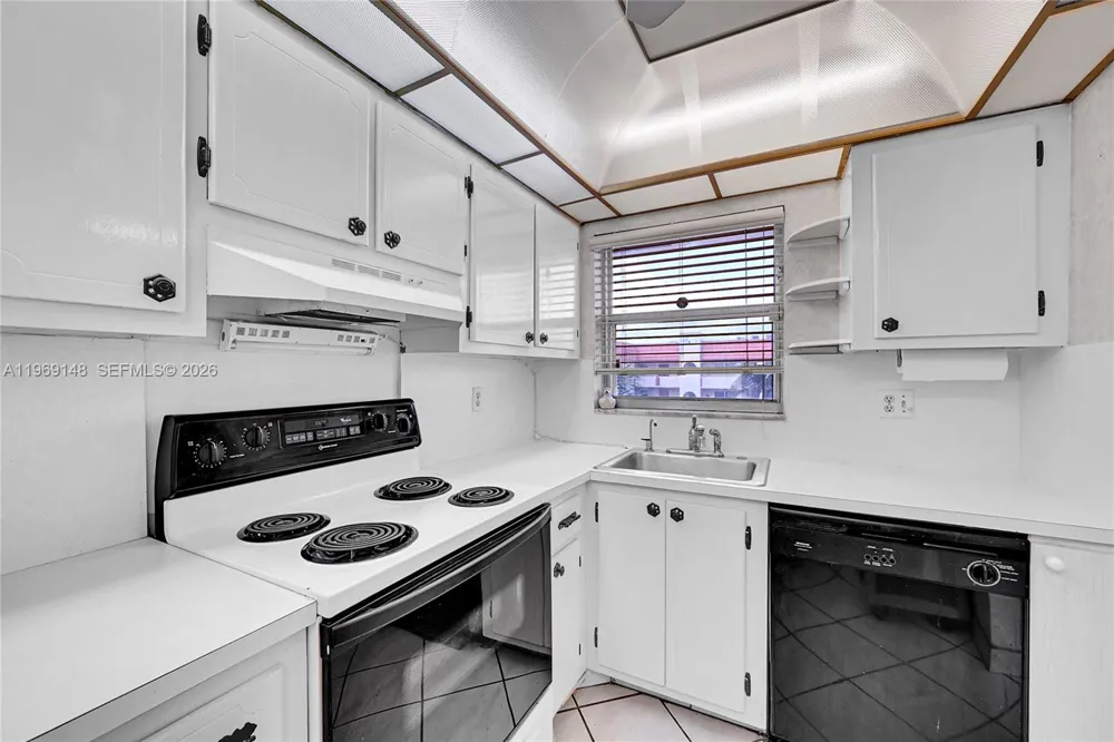 7960 Sunrise Lakes Dr #311 Sunrise, FL 33322