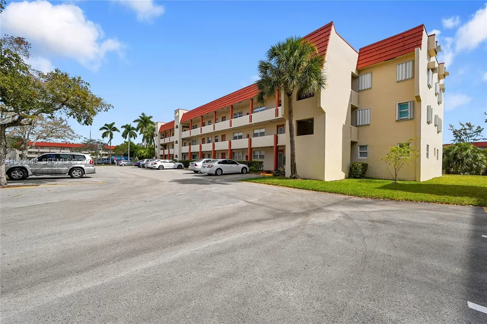 7960 Sunrise Lakes Dr #311 Sunrise, FL 33322