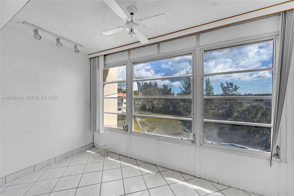 7960 Sunrise Lakes Dr #311 Sunrise, FL 33322