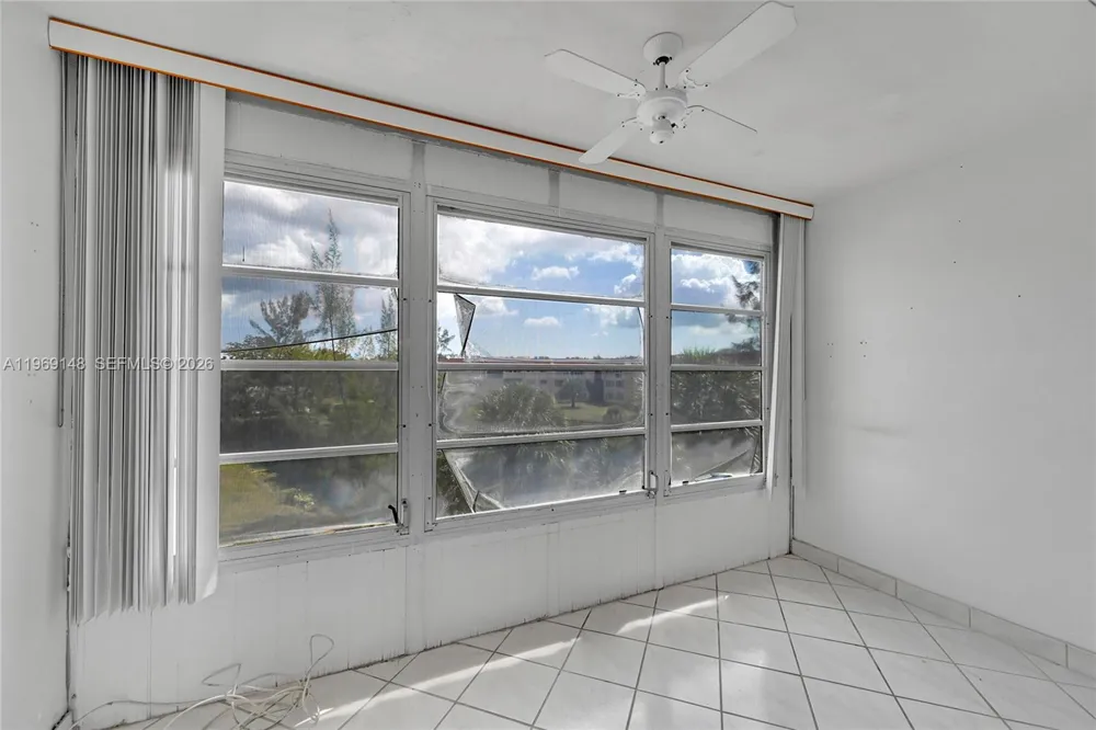 7960 Sunrise Lakes Dr #311 Sunrise, FL 33322
