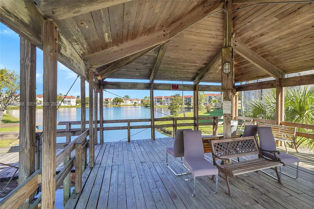 7960 Sunrise Lakes Dr #311 Sunrise, FL 33322