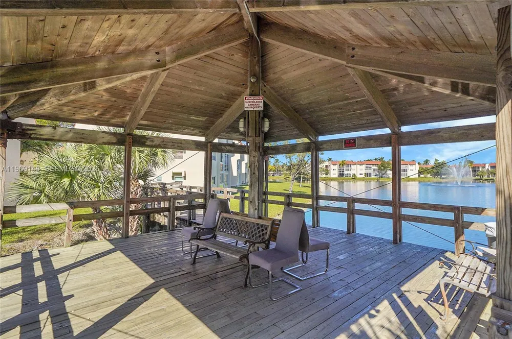 7960 Sunrise Lakes Dr #311 Sunrise, FL 33322