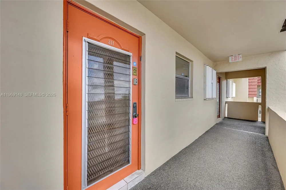 7960 Sunrise Lakes Dr #311 Sunrise, FL 33322