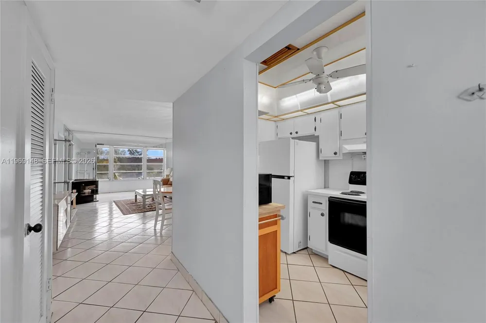 7960 Sunrise Lakes Dr #311 Sunrise, FL 33322
