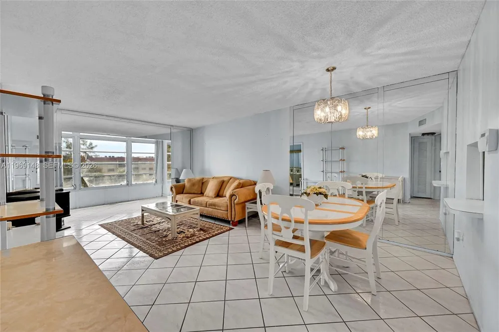 7960 Sunrise Lakes Dr #311 Sunrise, FL 33322