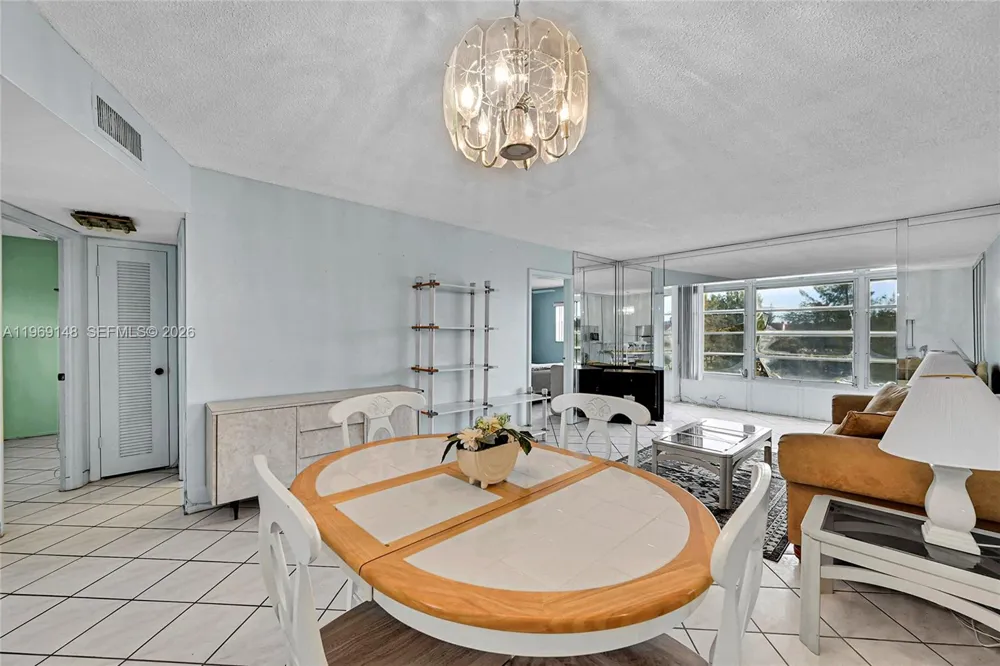 7960 Sunrise Lakes Dr #311 Sunrise, FL 33322