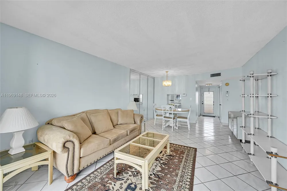 7960 Sunrise Lakes Dr #311 Sunrise, FL 33322