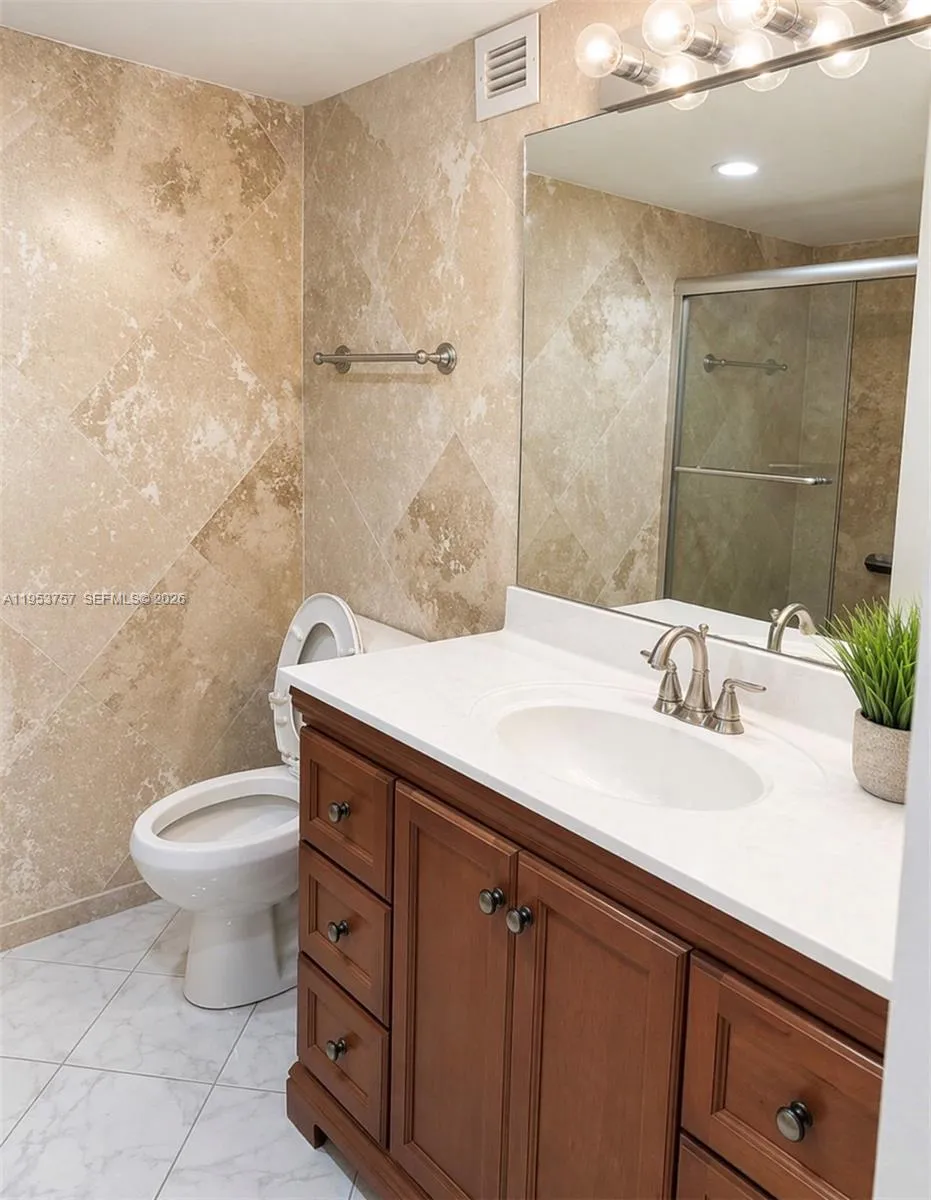 1000 Parkview Dr #528 Hallandale Beach, FL 33009