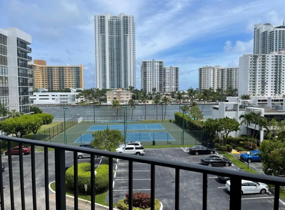 1000 Parkview Dr #528 Hallandale Beach, FL 33009