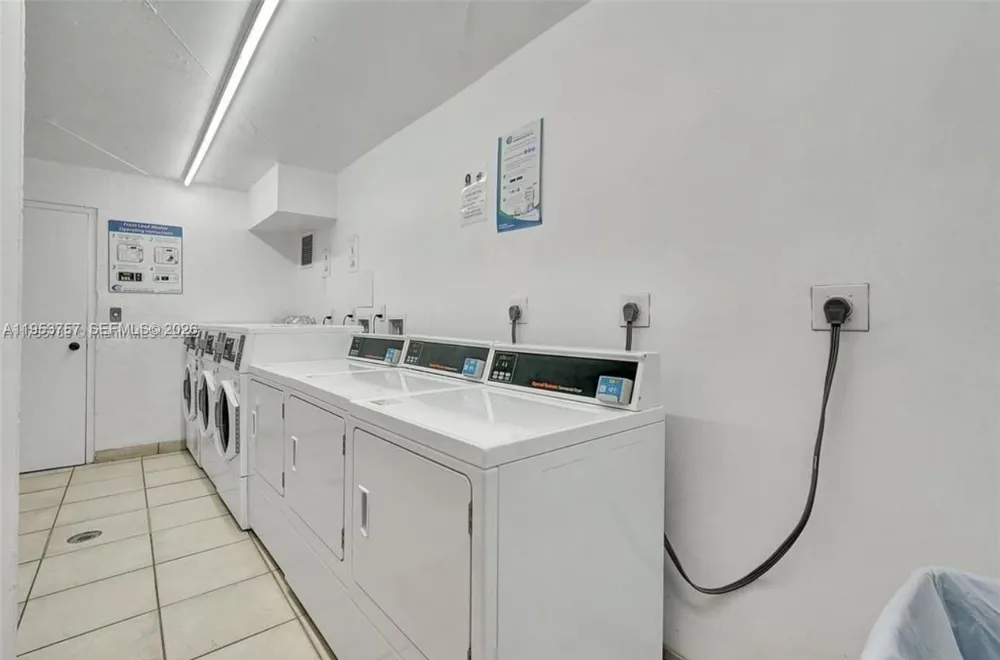 1000 Parkview Dr #528 Hallandale Beach, FL 33009