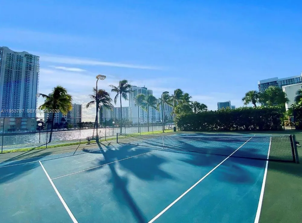 1000 Parkview Dr #528 Hallandale Beach, FL 33009