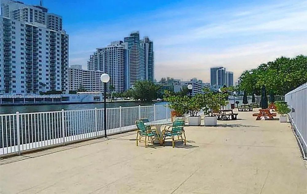 1000 Parkview Dr #528 Hallandale Beach, FL 33009