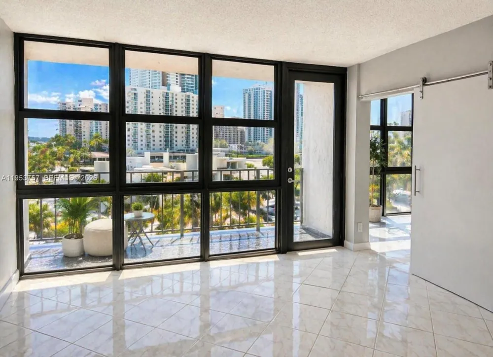 1000 Parkview Dr #528 Hallandale Beach, FL 33009