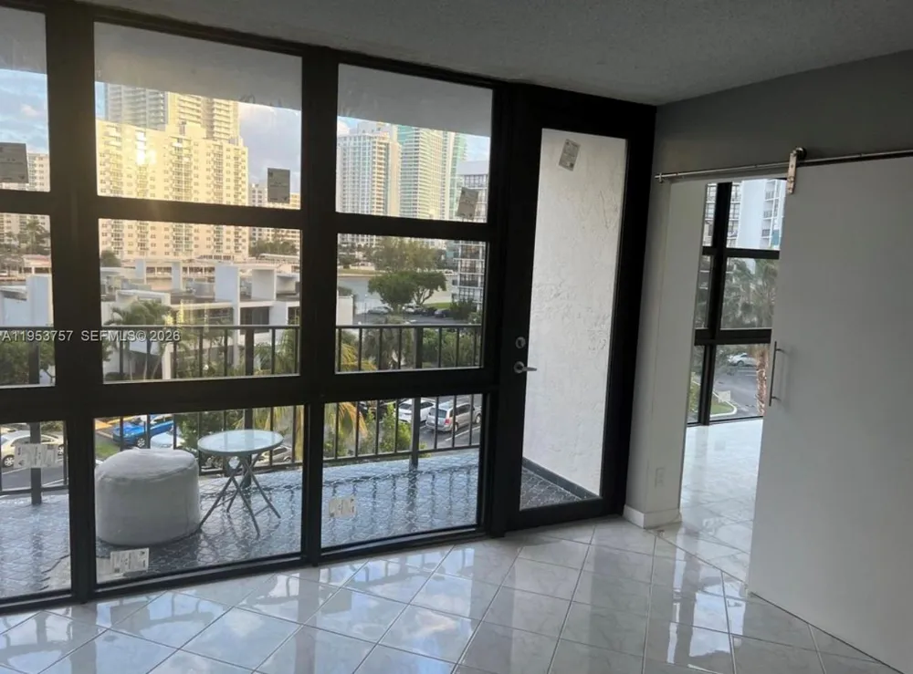 1000 Parkview Dr #528 Hallandale Beach, FL 33009